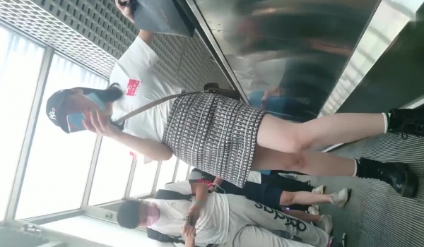 魔手外购大神画师偷拍 ️美女裙底系列超骚T内蜜桃臀 ️极品美女小少妇提了两大包东西长时间下蹲整理