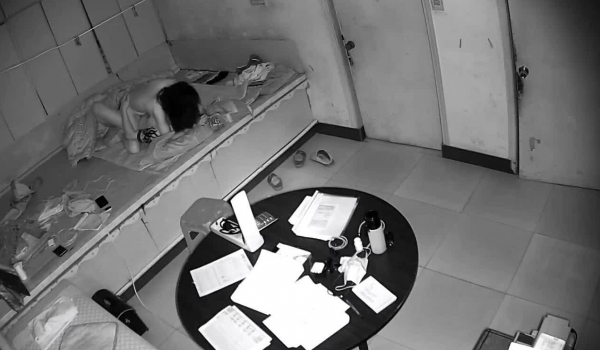 新流出家庭网络摄像头偷拍在家里给人看病的女医师和光头情人在大炕上啪啪