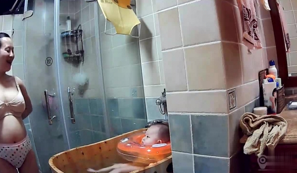 自整理不错的家庭摄像头偷拍合集,还有一位冲浪上衣掀翻暴露粉乳大奶子