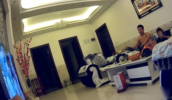 家庭摄像头被黑TP性欲旺盛大叔忍不住了边看电视边把还在月经期的妻子内裤扒掉撕掉内裤上的卫生巾拿着