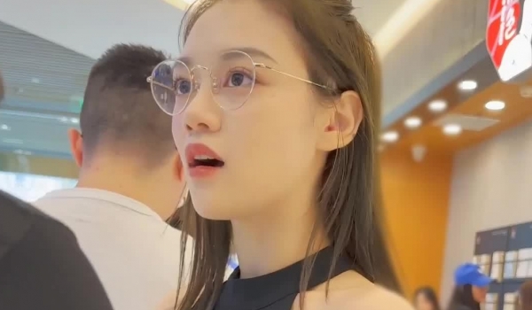 大神奢侈品商场尾随偷拍美女裙底风光 开保时捷网红级美女..形象气质顶级..短裙粉色骚丁