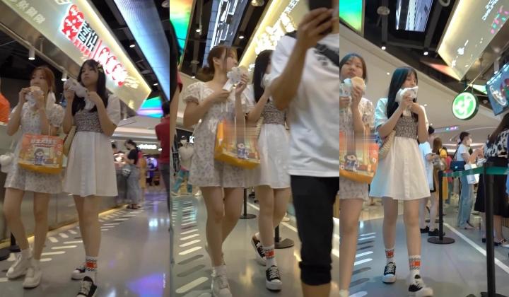 YC商场系列：两个吃零食白裙小美女纯棉内裤前面有湿痕竟然无毛