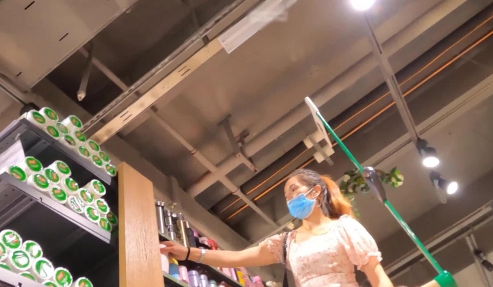 大神尾随偷拍两个美女裙底风光花长裙少妇性感透明粉内+和老公逛商场的白裙小少妇性感透明白内