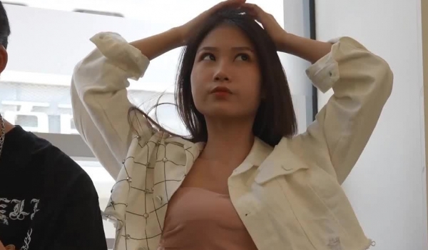 偷拍两个气质美女裙底包臀裙美女弯腰选商品花纹纸内裤坐在镜头上 ️极品长腿美女超短裙抬腿走光白内微