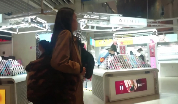 魔手外购《诱惑丝系列》 ️大神地铁出口尾随偷拍高冷气质白领裙底丁字裤小妹，极品黑丝御姐，极品少妇风格较多