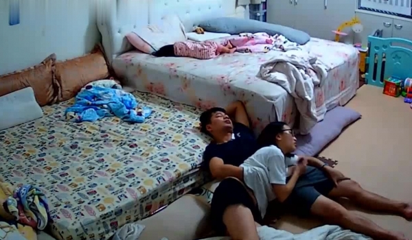 云视通居家家庭摄像头偷窥系列 骚女真是骚