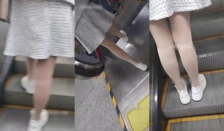 街射【辽宁色魔】地铁口尾随掏出鸡巴 射精在小姐姐身