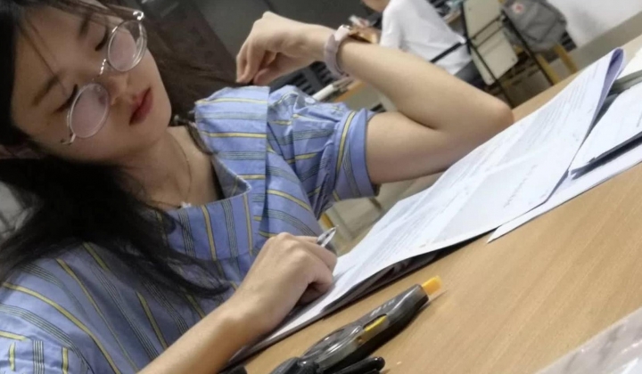熊孩子在图书馆专拍看书的大姐姐的裙底,只要一认真看书,双腿就不自觉的叉开了露出一半大阴唇