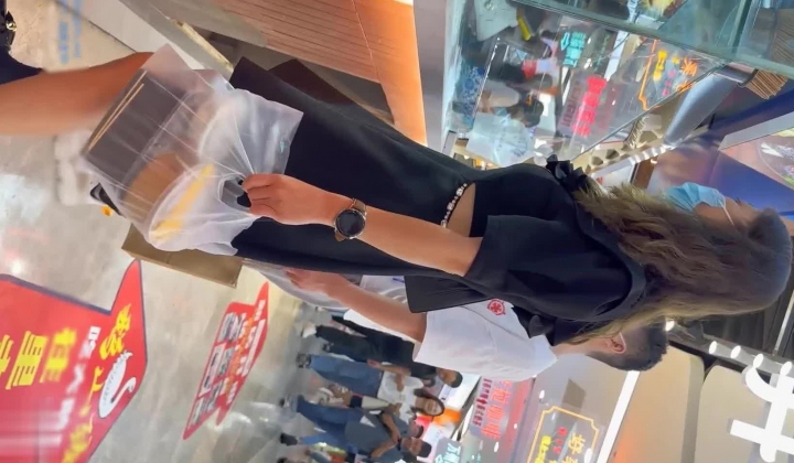 商场偷拍美女裙底风光 ️长裙靓女一直盯着镜头看白色内内超清上下通透长裙靓女独自逛街黑色半透明内内