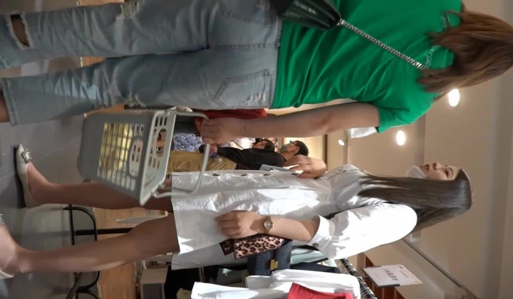 YC商场系列：白裙美少妇浅蓝内裤靠穴处有湿痕顶端露出一撮黑毛