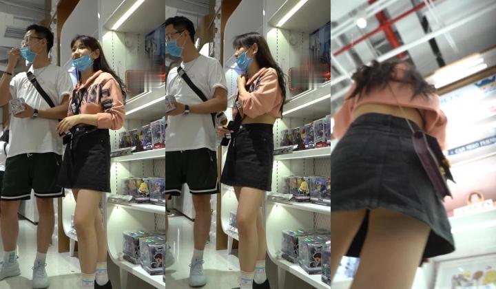 YC商场穿性感吊带胸衣闷骚靓妞 ️丁字裤两侧露毛夹进腚沟里