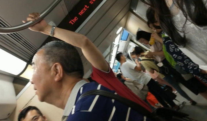 地铁站尾随身材气质绝佳素颜白领,镂空内两侧毛和鼓凸阴部迷死人