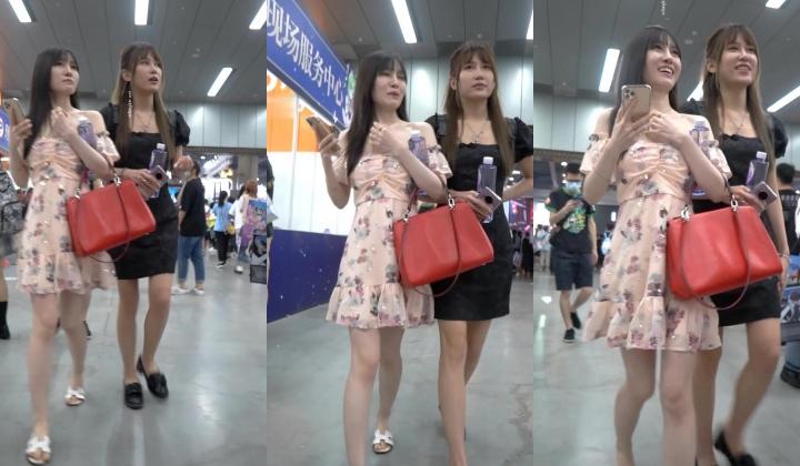 YC商场系列：抹胸花褶裙清纯玉女粉色窄内两侧毛毛全都钻出来了
