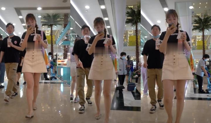 YC商场系列：牛仔裙粉胸衣清纯美女前面透视黑森林和一大片湿痕