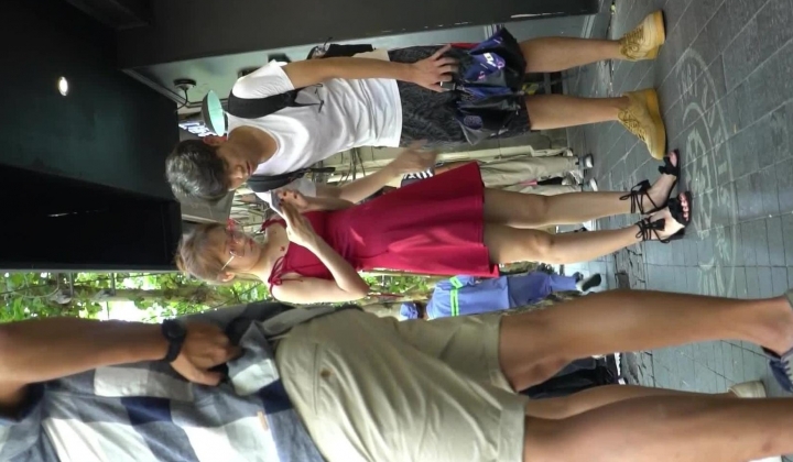 商业街尾随吊带红裙闷骚大学妹,趁其弯腰时清晰看到阴毛、唇缝和淫渍