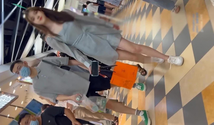 商场尾随偷拍美女裙底风光 ️网红脸长裙靓女和闺蜜逛街身材长相不错。蓝色窄内性感