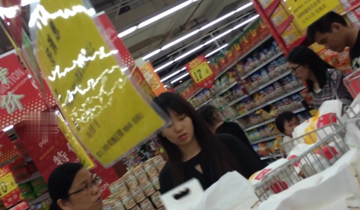 CD大师地铁超市贴身高清特写超多漂亮小姐姐的裙底春色亮点太多不穿内裤毛茸茸的鲍鱼T内情趣内