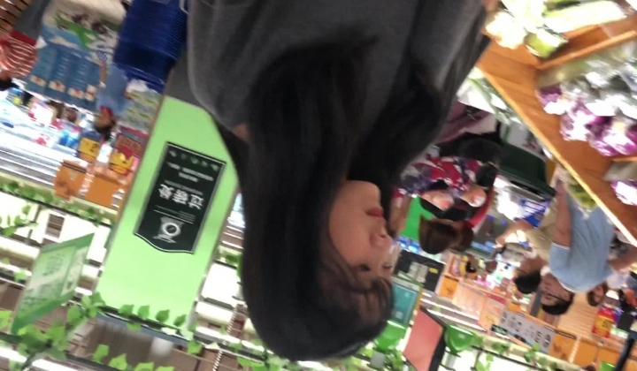 CD大师地铁超市贴身高清特写超多漂亮小姐姐的裙底春色亮点太多不穿内裤毛茸茸的鲍鱼T内情趣内