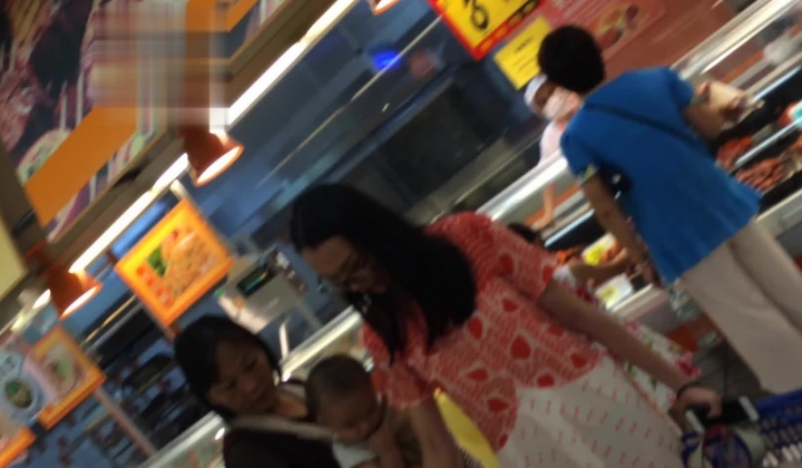 CD大师地铁超市贴身高清特写超多漂亮小姐姐的裙底春色亮点太多不穿内裤毛茸茸的鲍鱼T内情趣内
