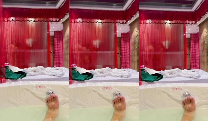 【重磅核弹】绿帽夫妻露出大神【小可爱】，屌爆了，大白天在九寨沟，成都闹市街头都敢脱