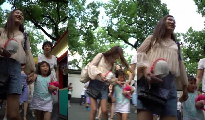 一路尾随接女娃放学的身材高挑年轻美妈,淡蓝色蕾丝内裤被骚穴浸湿了一片