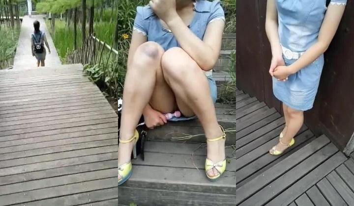 国产自拍强片推荐作品--带着少妇情人景区玩露出自慰被路人发现吓尿了,站起来就跑,边跑边穿内裤！国