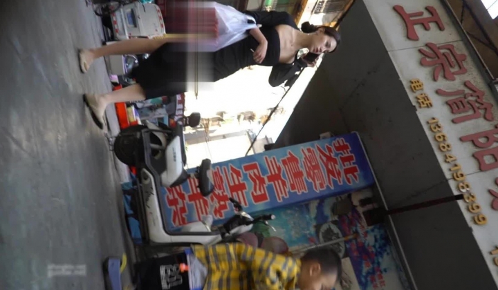 市场尾随跟踪一直打电话的侧开叉黑裙美艳少妇 ️，薄丝米白内裤上楼梯差点被咸猪手摸屁股