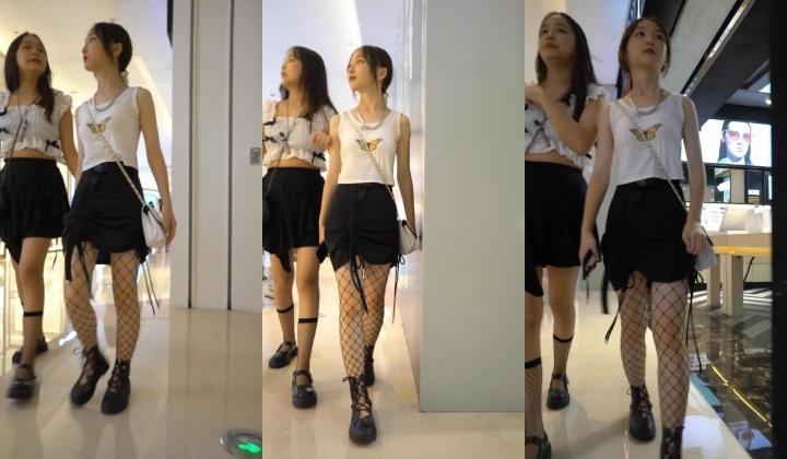 YC商场系列：长相神似明星小骚妹和女伴同穿黑渔网袜真想都上了