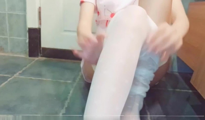 清纯美少女日奈森果首次大尺度露出会员版-草莓旗袍卫生间淫荡露出 馒头嫩逼美鲍 高清私拍49P 高