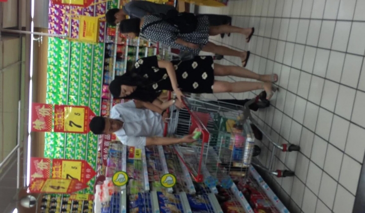 CD大师地铁超市贴身高清特写超多漂亮小姐姐的裙底春色亮点太多不穿内裤毛茸茸的鲍鱼T内情趣内
