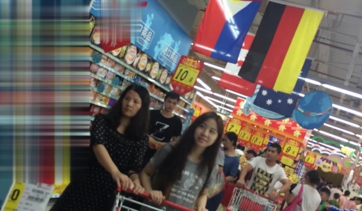 CD大师地铁超市贴身高清特写超多漂亮小姐姐的裙底春色亮点太多不穿内裤毛茸茸的鲍鱼T内情趣内
