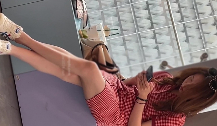 偷拍美女裙底 ️UR级骚货少妇前抄透明内露毛 ️拍照的制服jk美女..过膝袜白内弯腰..发现镜头