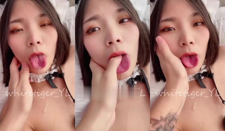 《重磅炸弹 无水首发》极品露脸反差清纯正妹！推特网红白虎_YL私拍~喝尿道具调教肛交3P户外露出