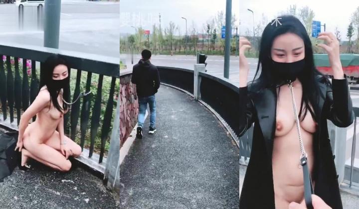 已退推的长腿大奶极品露出女神【樱桃味】各种公共场所全裸散步还有小伙伴的网咖裸身跪地爬行碉堡了
