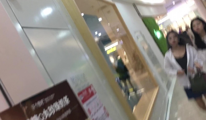CD大师地铁超市贴身高清特写超多漂亮小姐姐的裙底春色亮点太多不穿内裤毛茸茸的鲍鱼T内情趣内