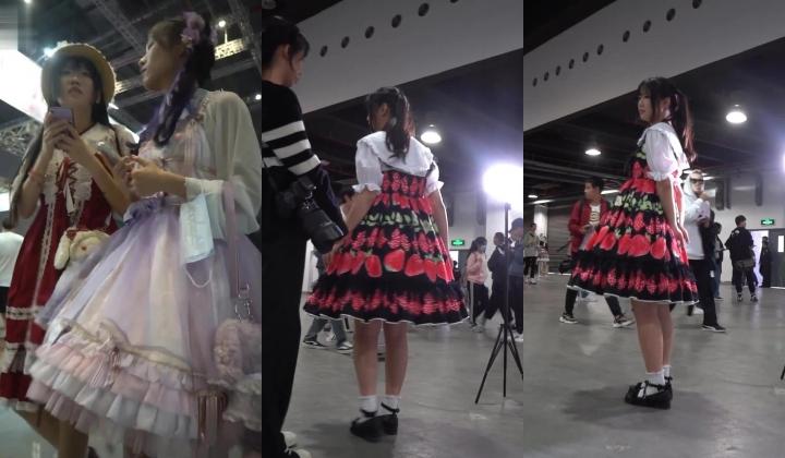 动漫展偷拍美女裙底风光国风 ️lo美女半透蕾丝内两边蝴蝶结可爱又性感草莓吊带裙竟然配半透明丁字裤