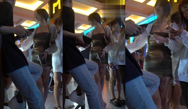大神偷拍美女裙底 ️制服JK学妹和闺蜜逛街灰色窄内可爱风超短包臀裙高跟骚货走路都能露出内裤