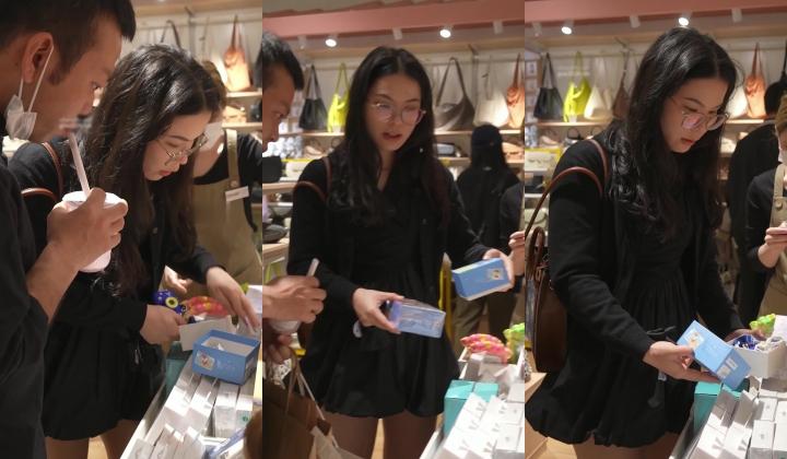 大神饰品店尾随偷拍 ️美女裙底风光超短宽松裙少妇逛街..肉色丝袜透明蕾丝边内裤