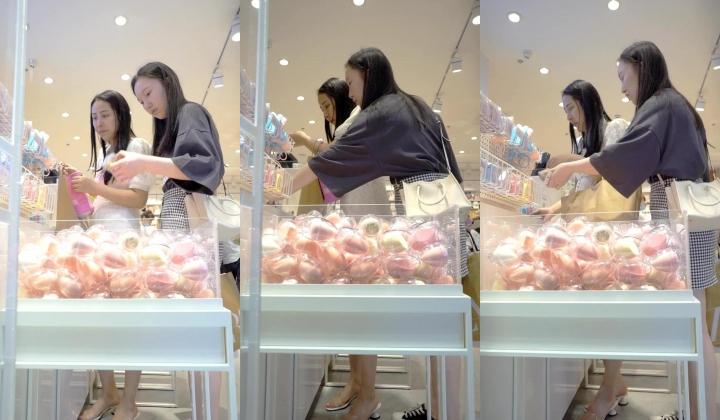 YC商场系列：齐逼裙凉高跟美骚妇弯腰时手摸大腿根露出蓝内湿痕