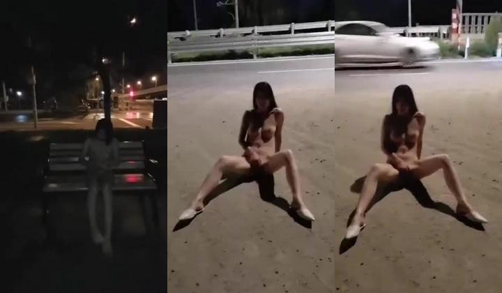 屌炸天！推特顶级身材露出狂人女神【草莓酱】订阅福利，野战商场超市大街专注人前极限露出已经被路人看见