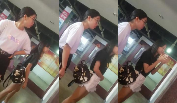 尾随黑短裤眼镜姑娘一路跟她进电梯终于如愿以偿看到她上厕所，清纯的真是个红颜祸水
