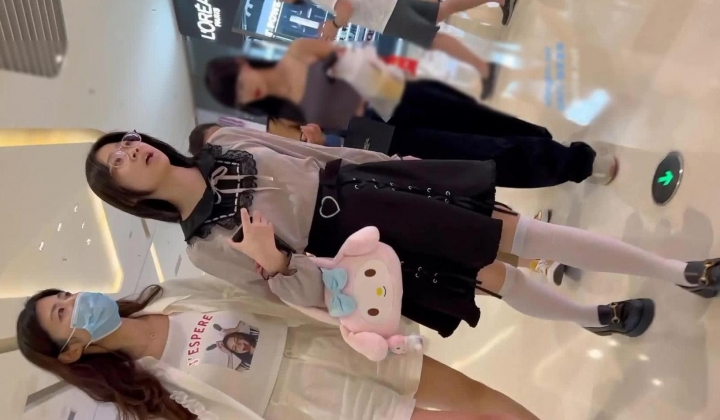 商场偷拍美女裙底 ️牛仔短裙学妹和男友逛街白色窄内性感可爱制服短裙萝莉逛街白丝过膝袜蓝色内内萌萌