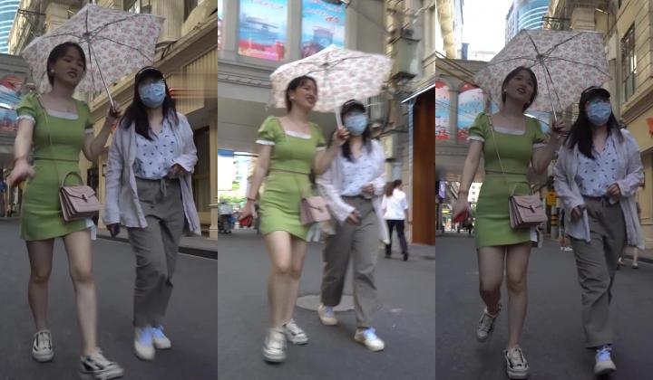 YC商场系列：气质绝佳绿裙白领电梯上叉开双腿露出内裤透视毛毛