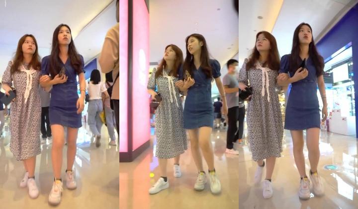 YC商场系列：V领牛仔裙清纯美女性感的蓝内裤两侧毛对称钻出来