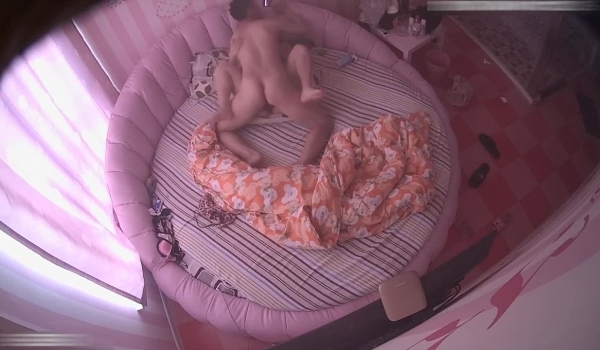 小旅馆情趣圆床偷拍午休偷情的中年男女男的一边搞一边看手机里的AV女的上位摇得很卖力