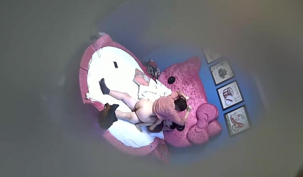 精品小旅馆偷拍大鸡巴小伙各种体位姿势草女友最后让男的闻闻自己的精液