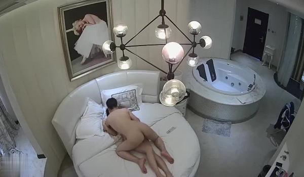 特色酒店豪华房偷拍和长发苗条女同事开房干累了在按摩浴缸吃点东西补充一下