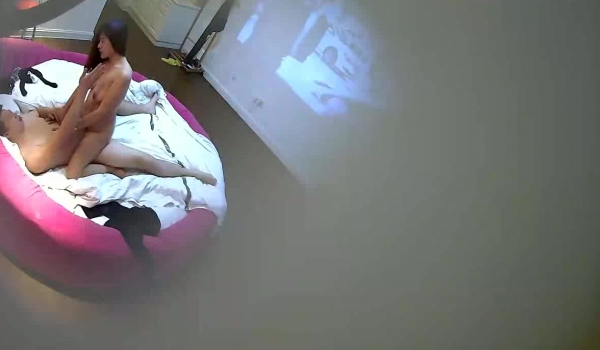 小旅馆红色大圆床偷拍胖哥和气质少妇偷情搞了2个多小时看她那淫荡样平时老公满足不了她