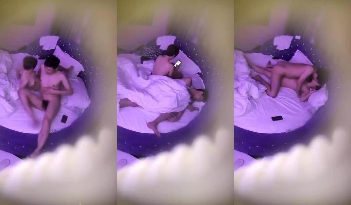 精品酒店蓝色圆床偷拍眼镜白领和打扮有些MAN的短发女友中途休息一会连续干了几次
