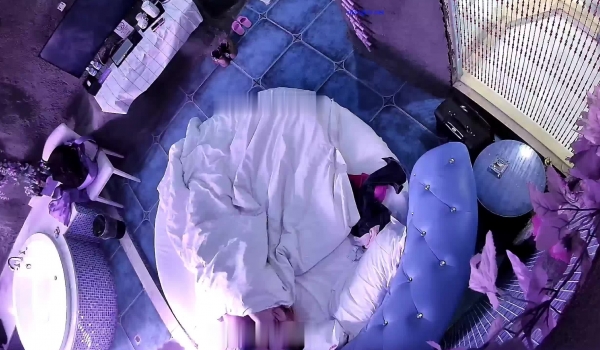 酒店浴缸房偷拍 ️出差约女网友见面聊一会把她按在床上干一炮